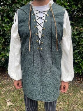 Men's Green Renaissance Costume Tunic and Cape